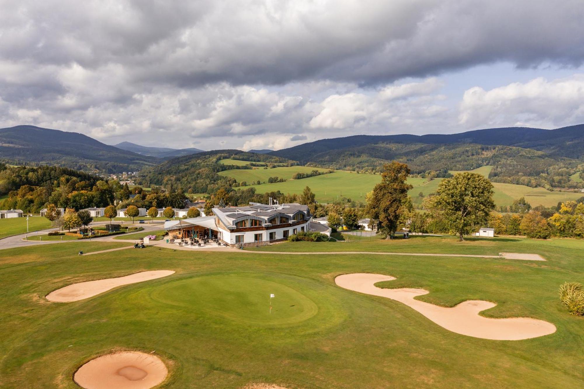 Grund Resort Golf And Ski Mladé Buky Exteriör bild