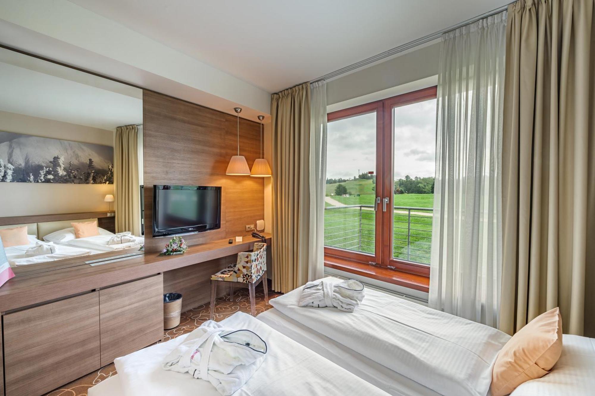 Grund Resort Golf And Ski Mladé Buky Exteriör bild