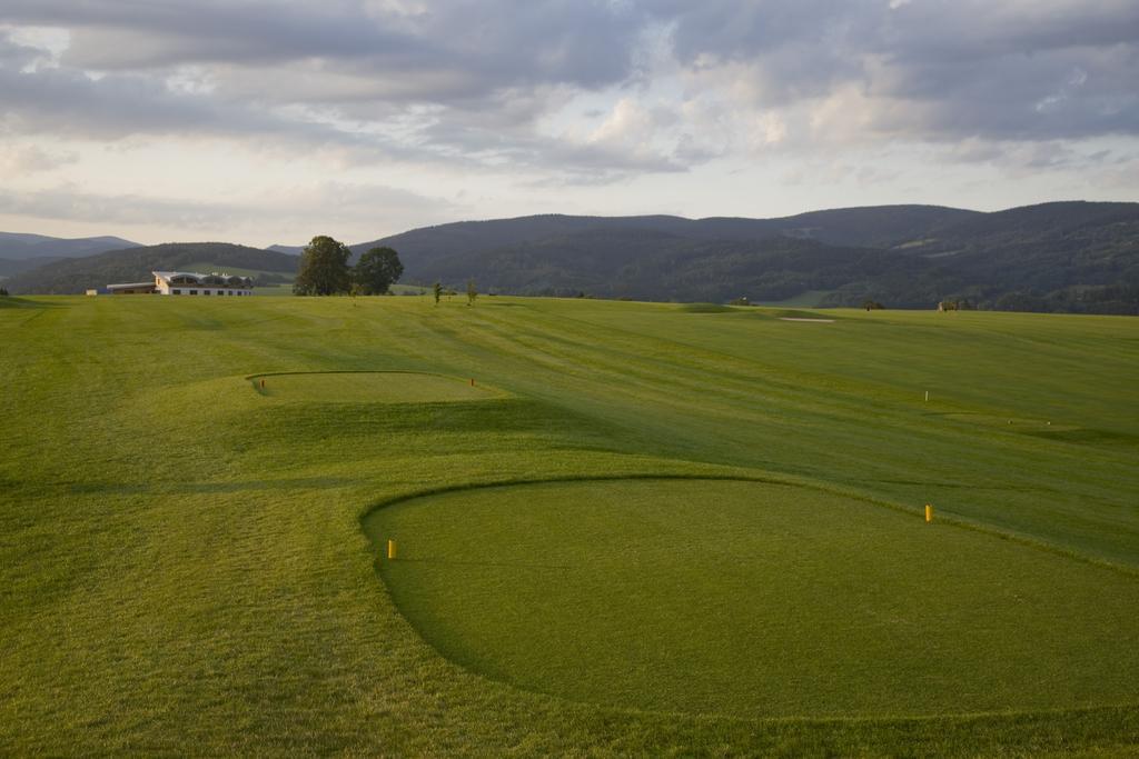 Grund Resort Golf And Ski Mladé Buky Exteriör bild