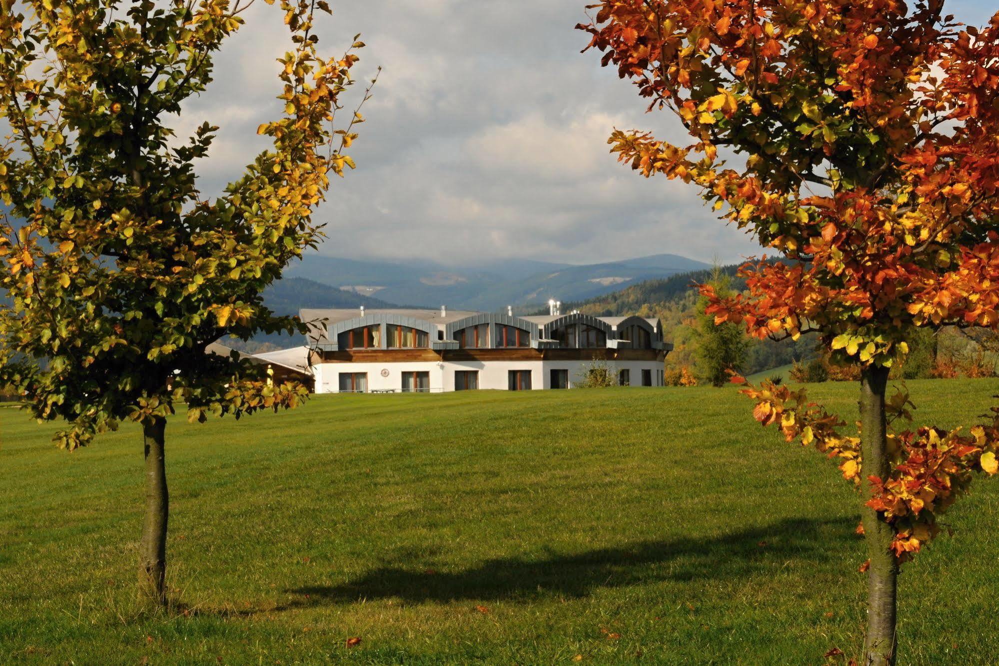 Grund Resort Golf And Ski Mladé Buky Exteriör bild
