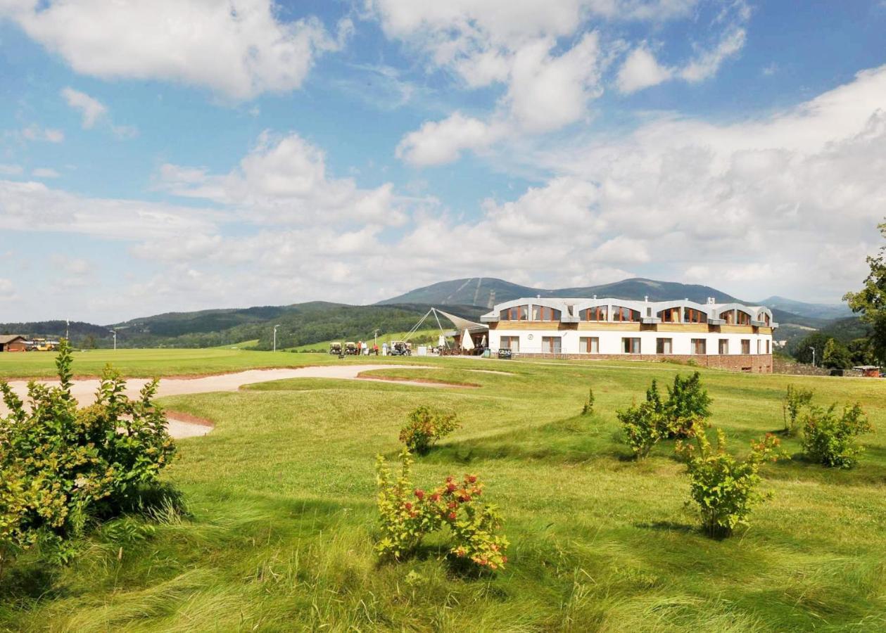 Grund Resort Golf And Ski Mladé Buky Exteriör bild